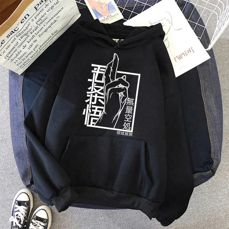 Pull à capuche noir avec grand motif blanc au centre, poche kangourou