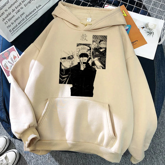 Pull à capuche beige avec poche kangourou et imprimé noir, visage souriant