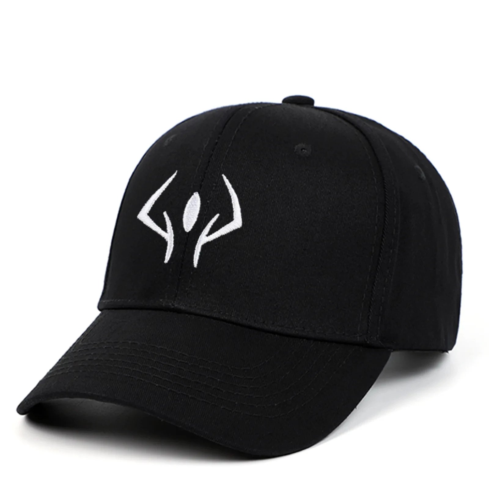 Casquette noire avec motif blanc sur le devant et visière courbée.