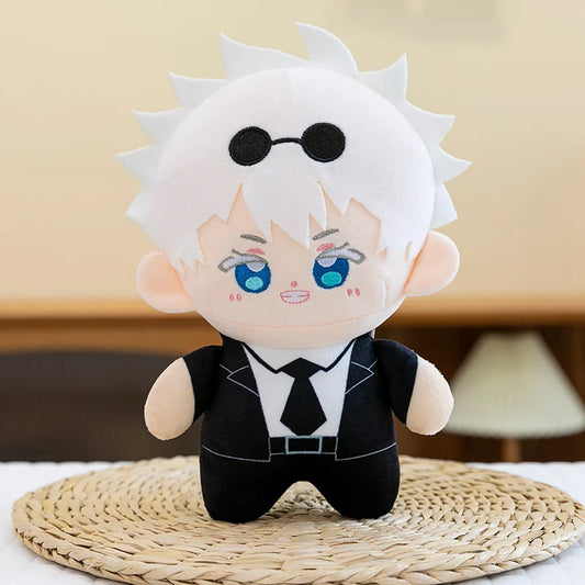 Peluche Gojo Satoru en uniforme noir, cheveux blancs et lunettes rondes, cravate noire