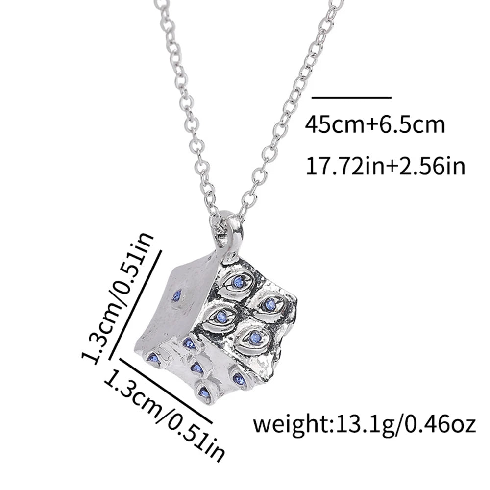 Collier jujutsu Kaisen argenté, pendentif carré aux yeux bleus sur chaîne.