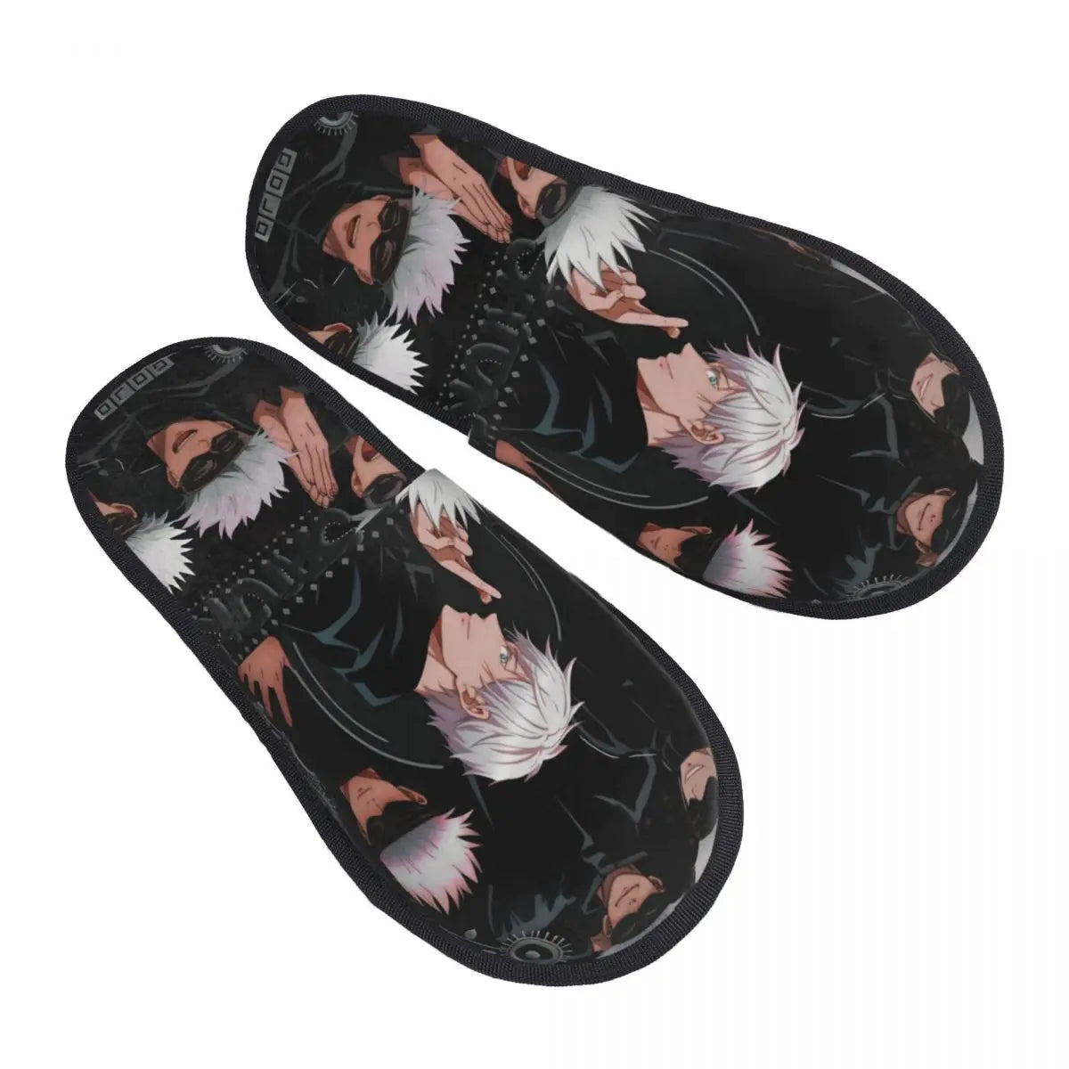 Chaussons noirs à motif anime Gojo, personnages blancs et texte sur la semelle