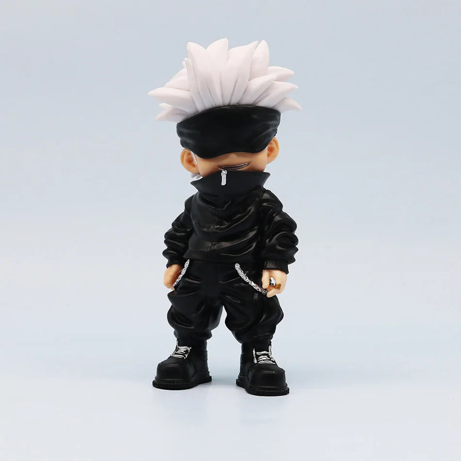 Figurine chibi Gojo en tenue noire, bandeau, main et chevelure blanche, debout