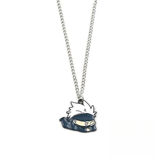 Collar con colgante chibi de Gojo tumbado, cadena plateada