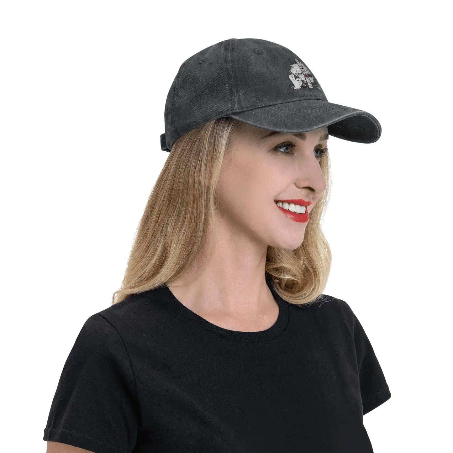 Casquette denim délavé noire portée, patch Gojo Satoru sur le côté, visière courbée