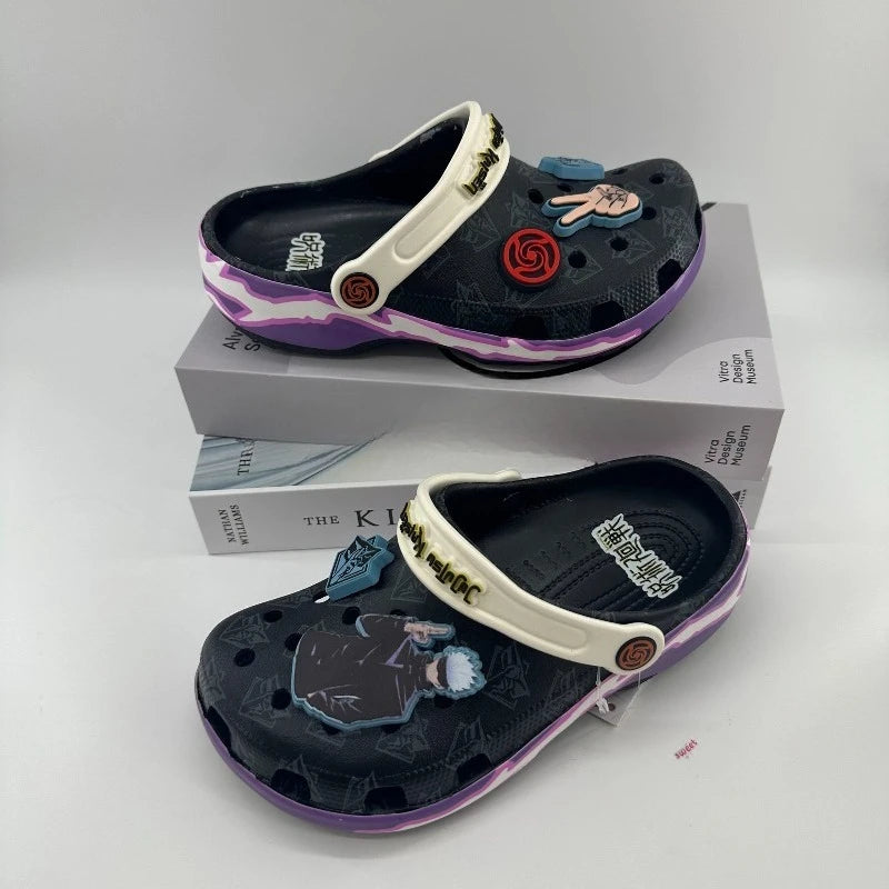 Paire de sabots Crocs noirs à brides blanches, semelle violette, motifs Jujutsu Kaisen