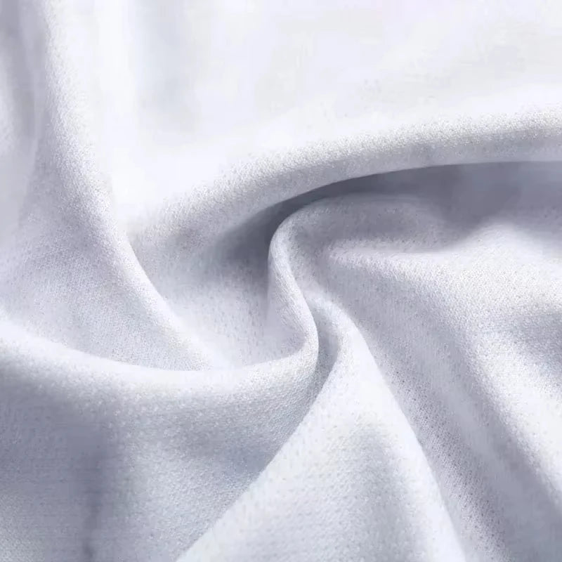 T-shirt gris clair, gros plan sur le tissu texturé et froissé.