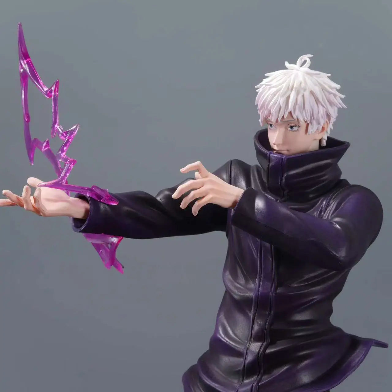 Figurine personnage en tenue sombre, buste face, cheveux blancs, énergie violette à la main.