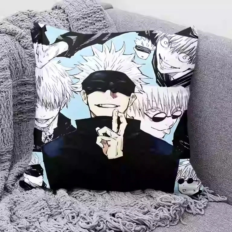 Coussin Jujutsu Kaisen Gojo Collage Bleu Ciel : carré bleu ciel et noir avec collage de personnages anime style Gojo