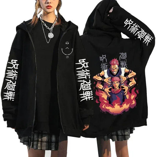 Chaqueta negra con capucha y cremallera, gráficos de Sukuna y escritura en las mangas y la parte delantera