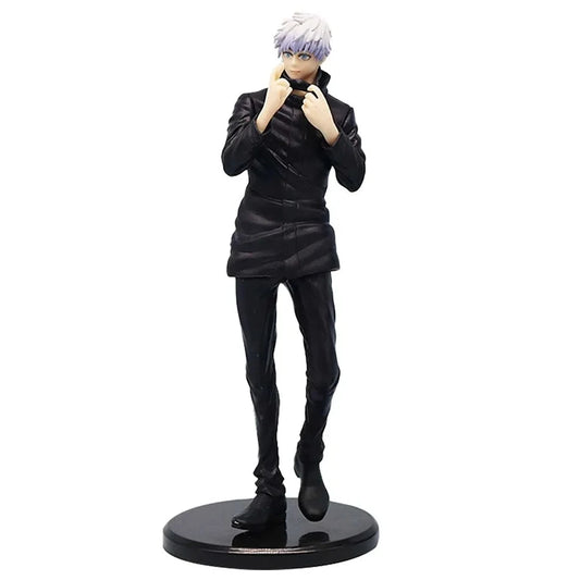 Figura Gojo Satoru de pie, dedo levantado, pelo blanco, atuendo negro, sobre peana