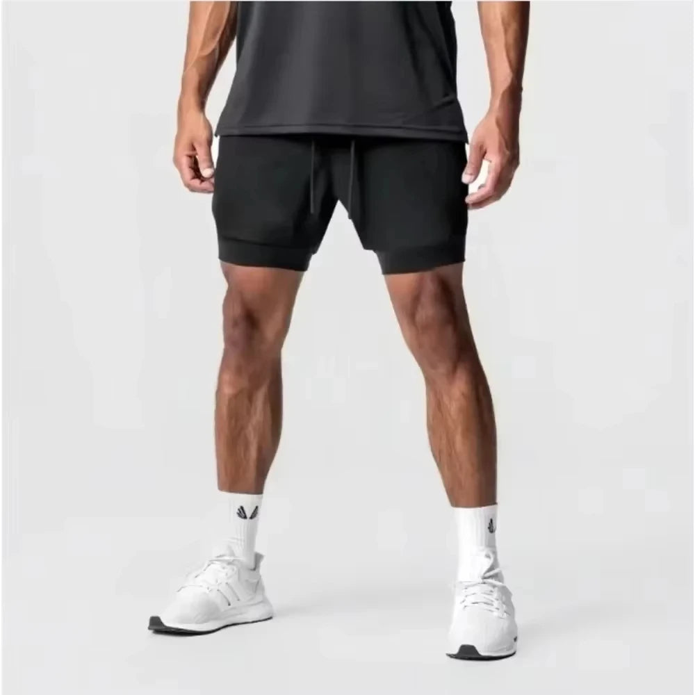 Shorts de sport noirs, vue de face de la jambe, taille avec cordon de serrage.