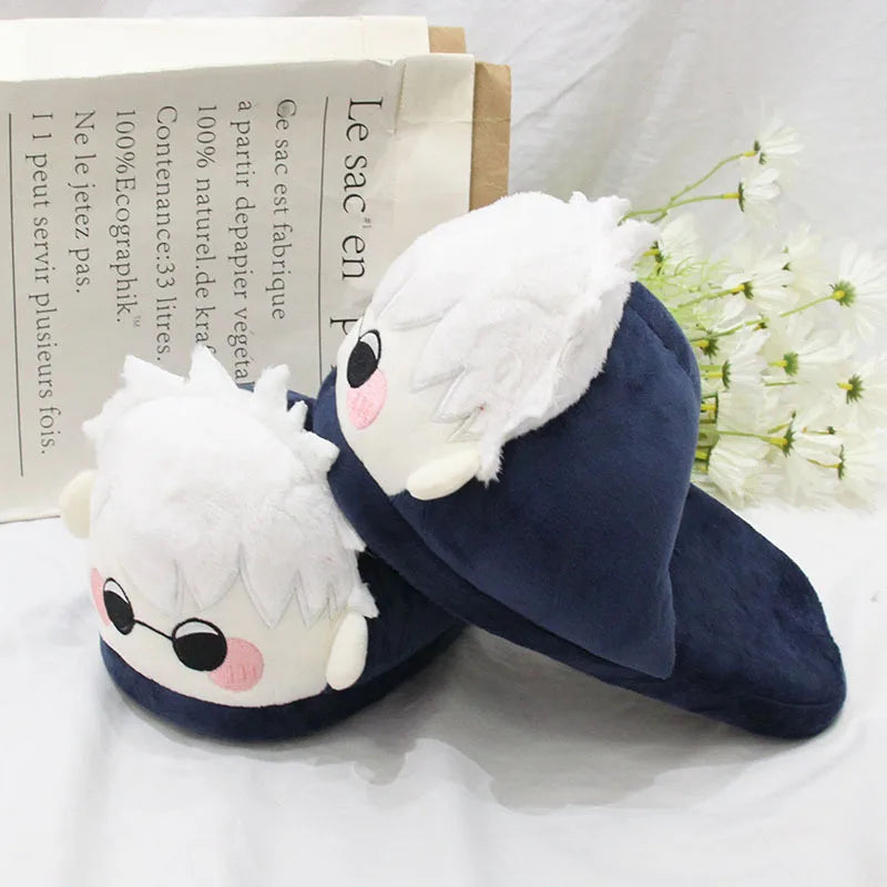 Chaussons en peluche bleu marine avec visage blanc sur le devant et dessus duveteux