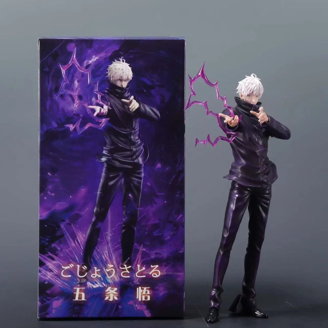 Figurine personnage avec boîte, tenue sombre, cheveux blancs, éclats d’énergie violette.