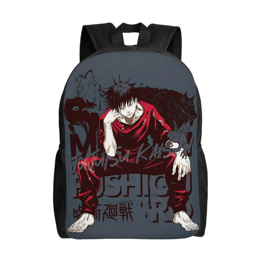 Sac à dos noir avec personnage imprimé sur fond bleu-gris et détails rouges