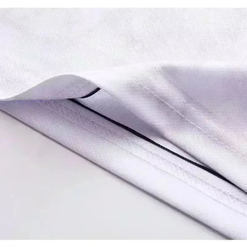 T-shirt gris clair, gros plan sur l’ourlet et la couture d’une manche.