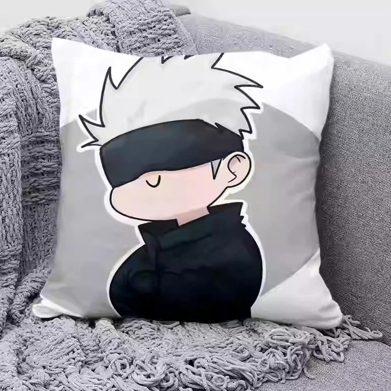 Coussin Jujutsu Kaisen Gojo Chibi Yeux Fermés : carré gris avec illustration chibi de Gojo, yeux fermés, housse blanche