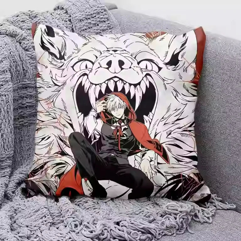 Coussin Jujutsu Kaisen Loup Blanc Capuche Rouge : décoratif à loup blanc, capuche rouge, personnage au centre sur fond noir et blanc
