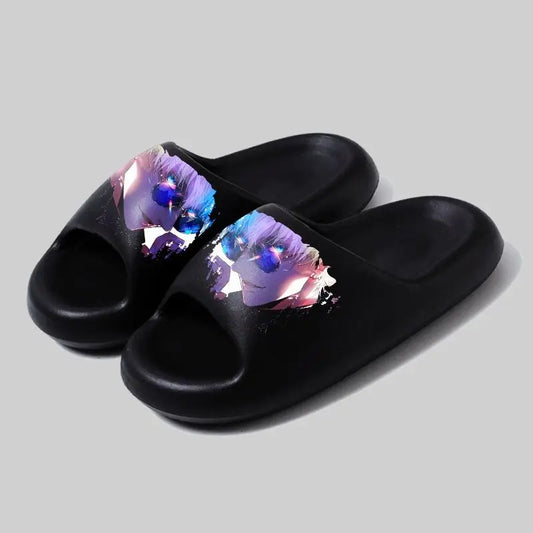 Claquettes noires à bride avec visuel bleu et violet sur le dessus
