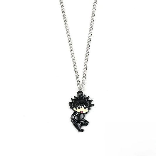 Collar con cadena plateada y colgante chibi de pie en negro y gris.