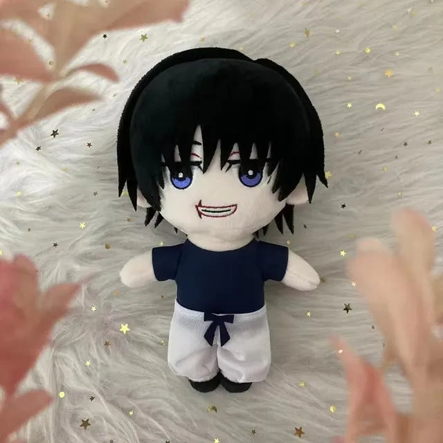 Peluche Jujutsu Kaisen Toji Fushiguro, cheveux noirs, yeux bleus, sourire, tenue sombre.