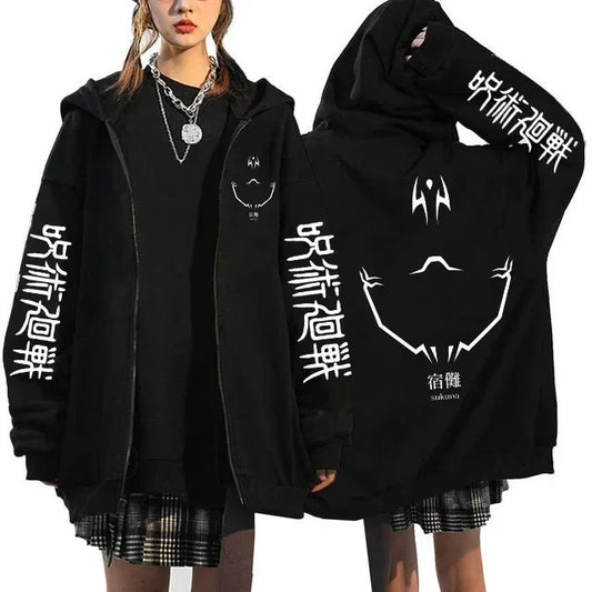 Chaqueta negra con capucha y cremallera, estampados blancos en la parte delantera y la espalda.