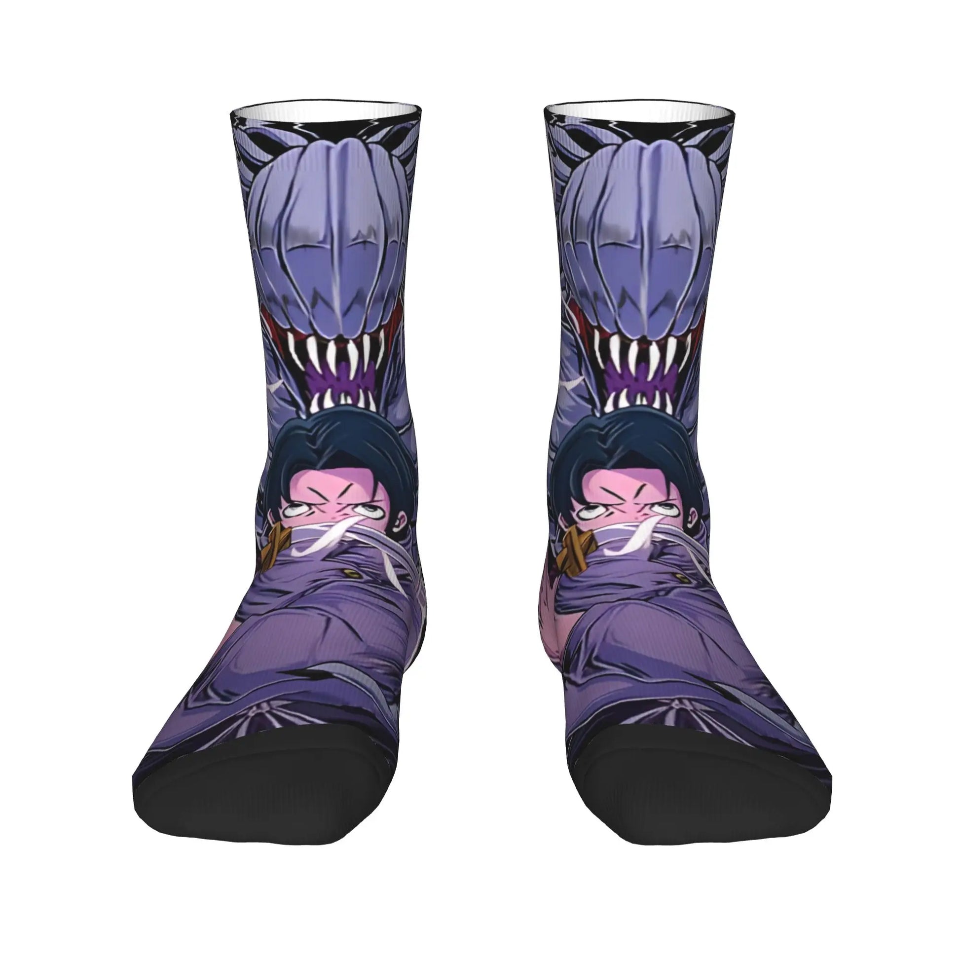 Paire de chaussettes violettes avec motif personnage, bout et talon noirs.