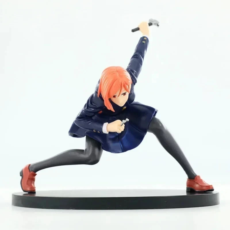 Figurine Jujutsu Kaisen Nobara Kugisaki 15 cm : cheveux orange, tenue bleu nuit, pose en avant.