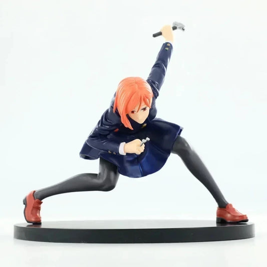 Figurine Jujutsu Kaisen Nobara Kugisaki 15 cm : cheveux orange, tenue bleu nuit, pose en avant.