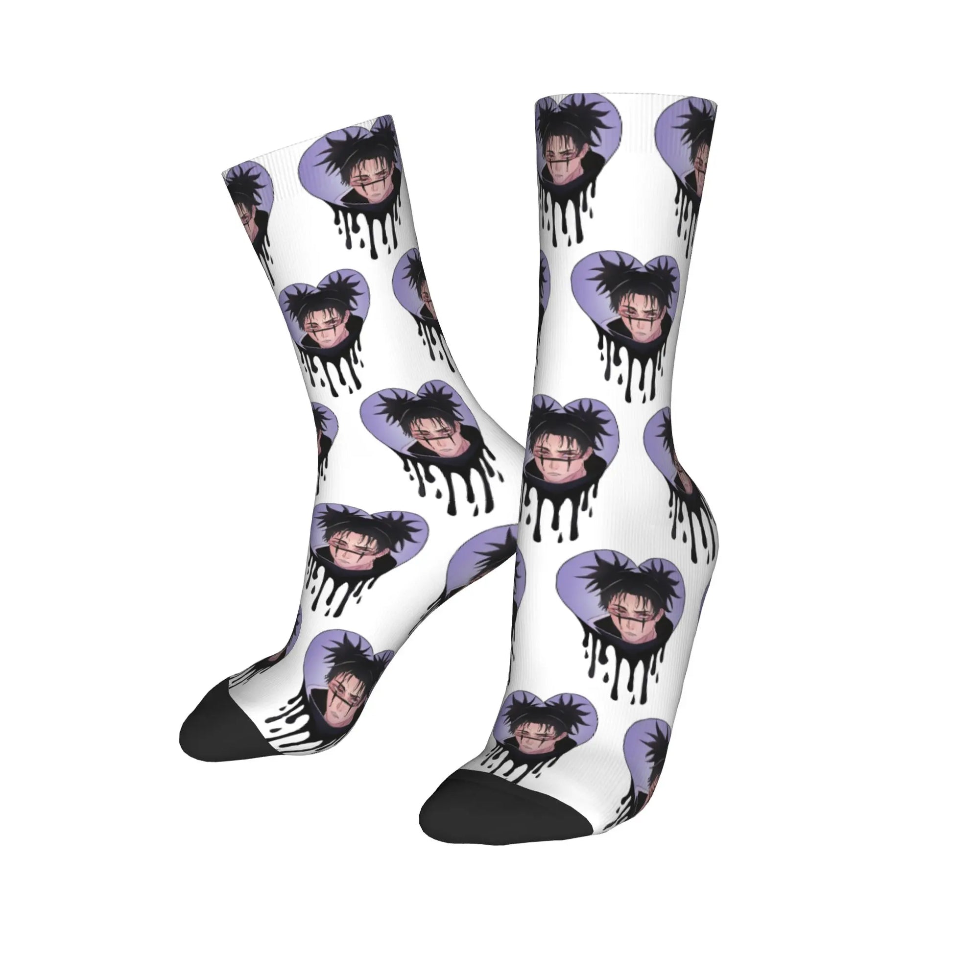 Paire de chaussettes blanches imprimées personnages anime, bord et pointe noirs.