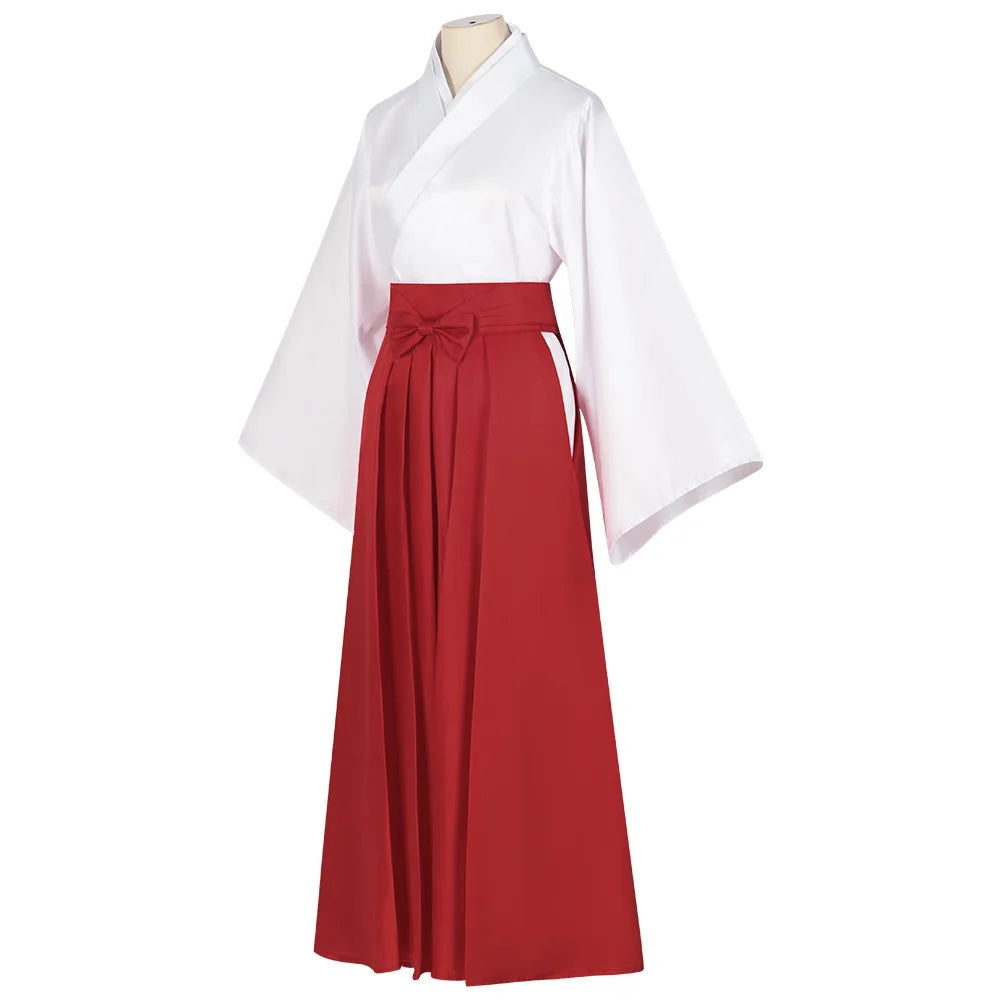 Ensemble de cosplay : kimono blanc à manches évasées et jupe longue rouge plissée, nœud à la taille.