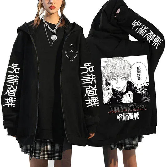 Chaqueta negra con capucha y cremallera, textos grandes impresos, parche en el pecho e imagen grande de Jujutsu Kaisen