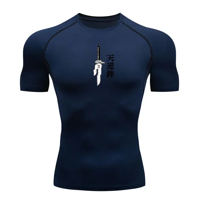 T-shirt de compression bleu marine, impression blanche d’épée et texte vertical sur la poitrine.