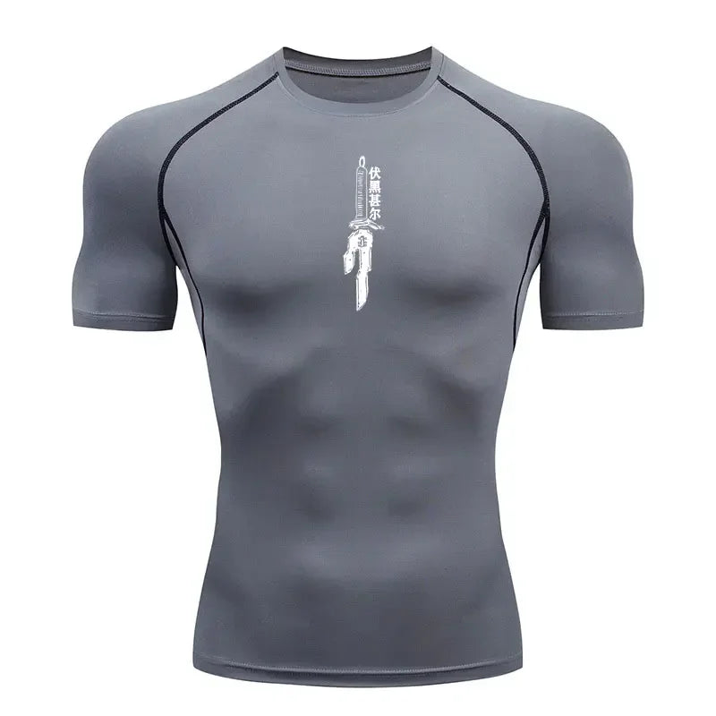 T-shirt de compression gris, logo blanc d’épée verticale au centre de la poitrine.