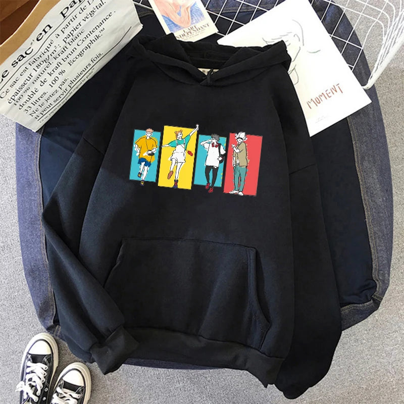 Sweat à capuche noir, grande poche kangourou et bandeau multicolore avec personnages sur le devant