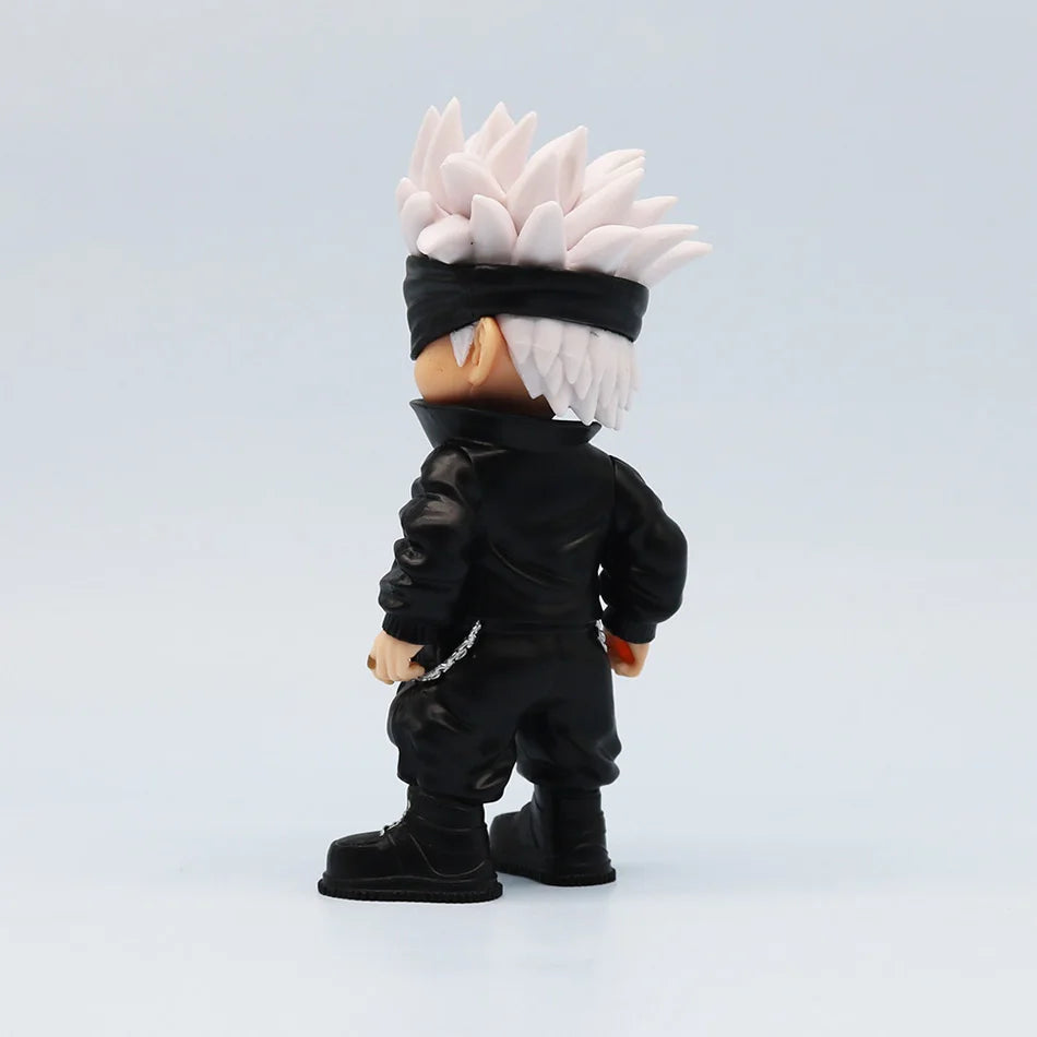 Figurine chibi Gojo en tenue noire, bandeau, cheveux blancs, vue de dos