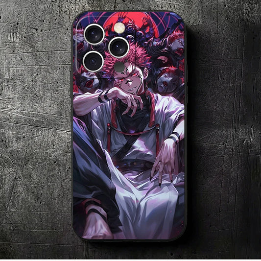 Coque iPhone avec illustration anime rouge et violette, contours violets et caméras protégées