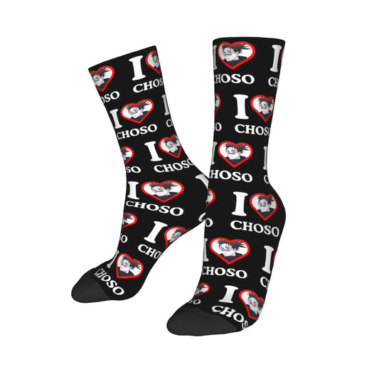 Paire de chaussettes noires décorées de cœurs rouges et du texte « I CHOSO ».