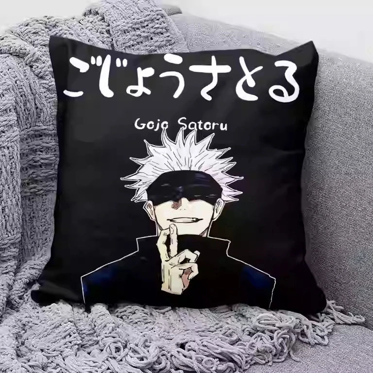 Coussin Jujutsu Kaisen Gojo Satoru Hiragana Blanc : carré noir avec impression Gojo Satoru en hiragana et portrait