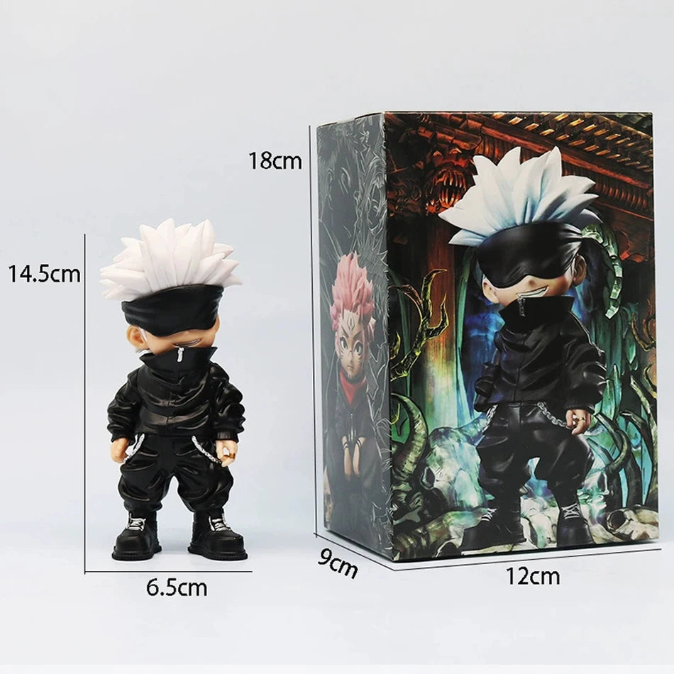 Figurine chibi de Gojo en tenue noire, bandeau et cheveux blancs, debout