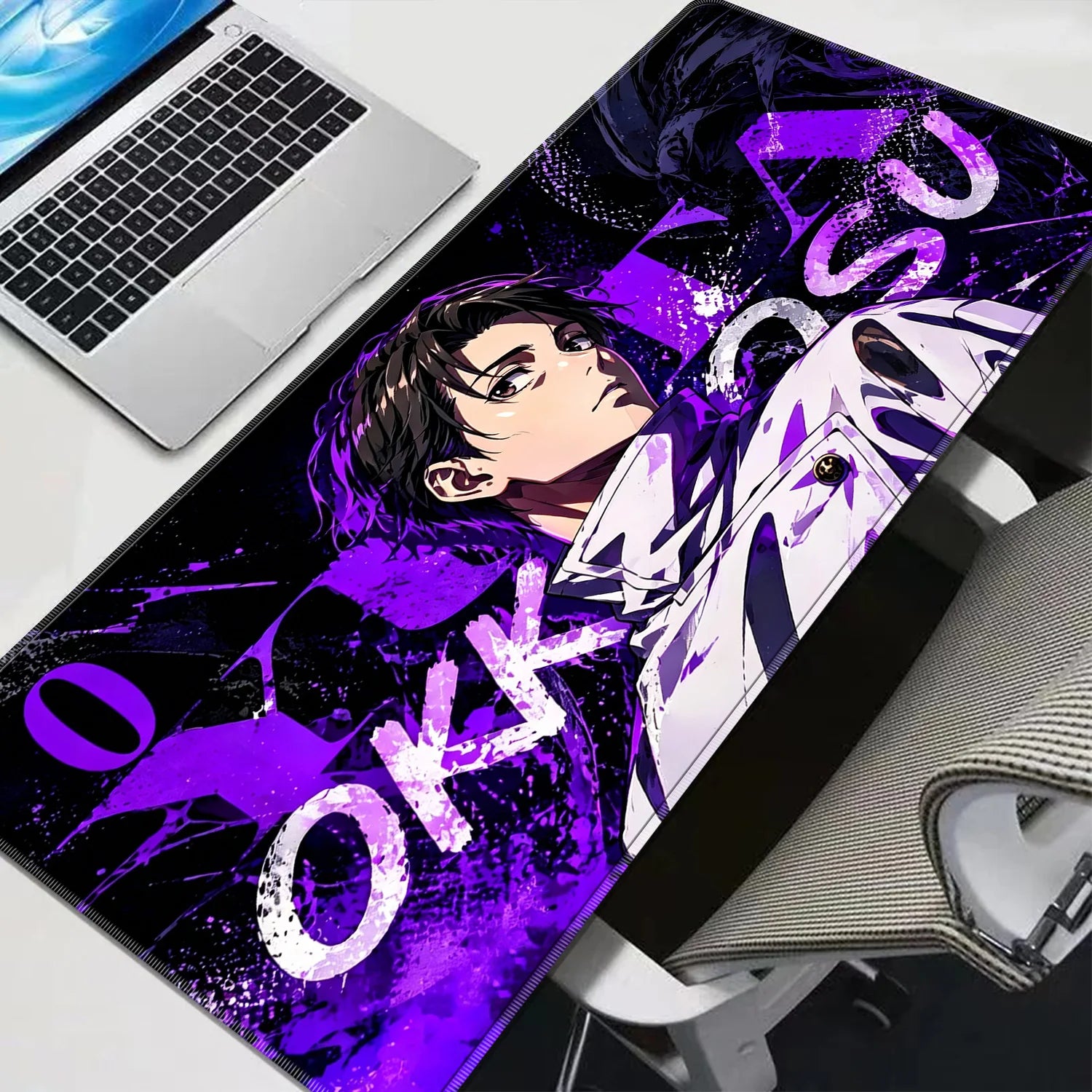 Tapis de souris Jujutsu Kaisen Yuta Okkotsu Typographie : rectangulaire avec personnage anime et typographie violette, fond sombre.
