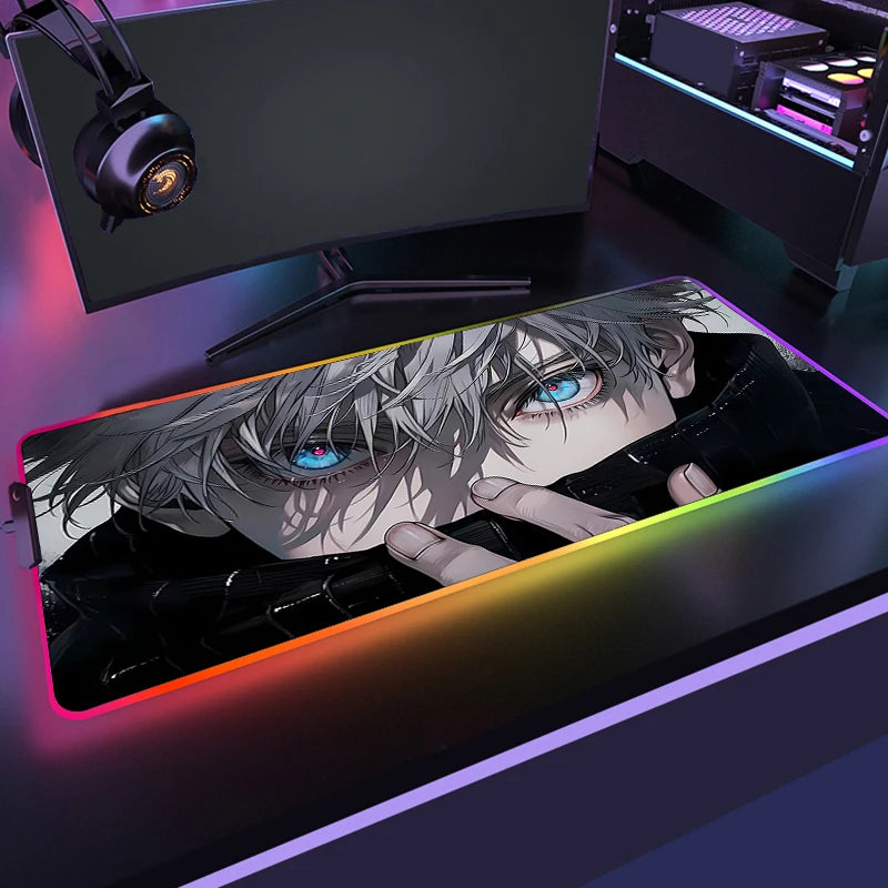 Tapis de souris noir au portrait gris et bleu, bord RGB lumineux, surface lisse.