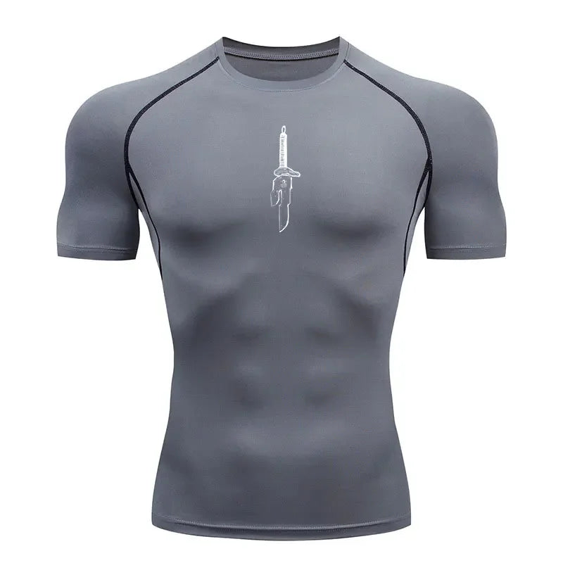 T-shirt de compression gris, impression blanche d’épée verticale, coupe près du corps.