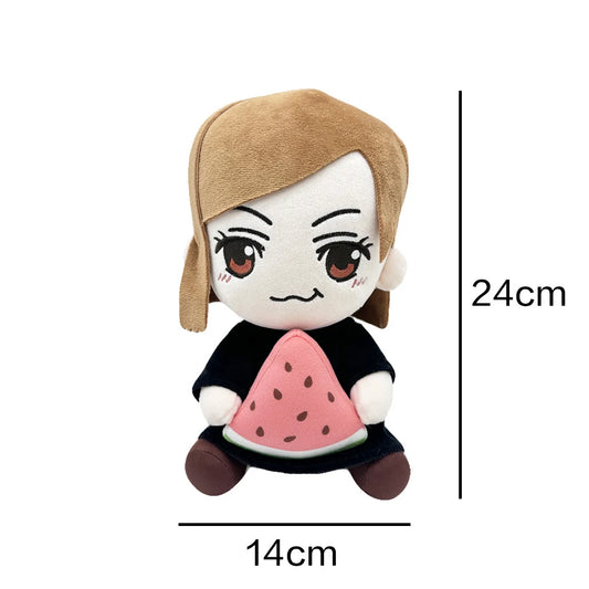 Peluche personnage Kugisaki Nobara Pastèque, cheveux bruns, tenant une pastèque rose
