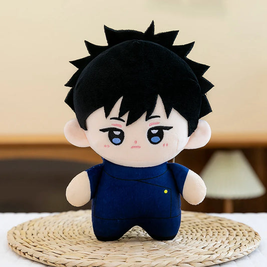Peluche Fushiguro Megumi Kawai : tête chibi cheveux noirs, yeux bleus, tenue bleu marine.
