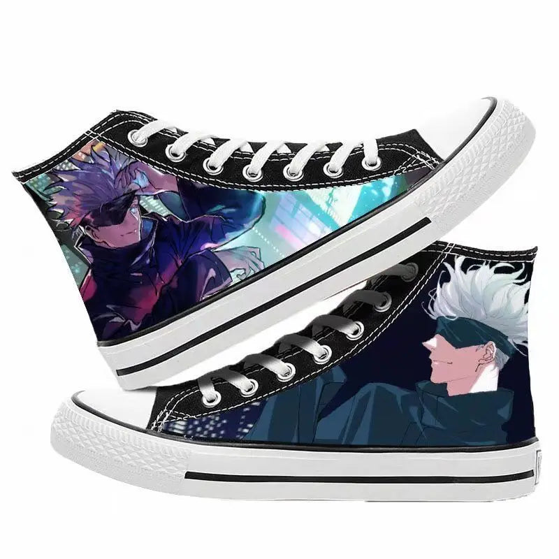 Chaussures basses noires à lacets blancs, imprimé anime sur la tige, semelle blanche.