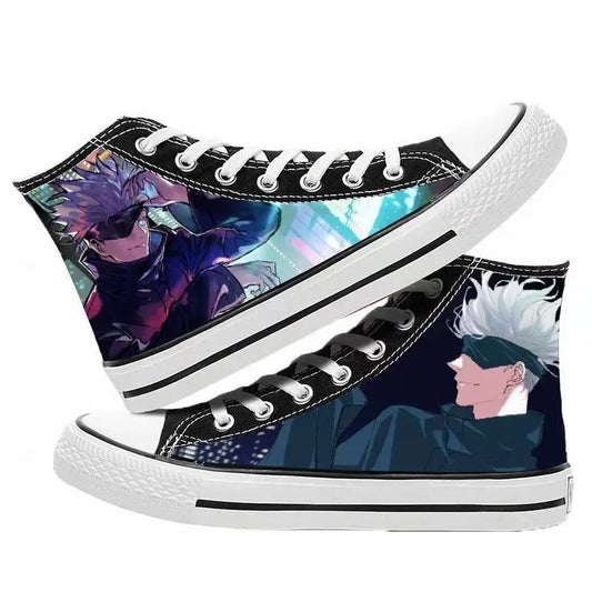 Chaussures basses noires à lacets blancs, imprimé anime sur la tige, semelle blanche.