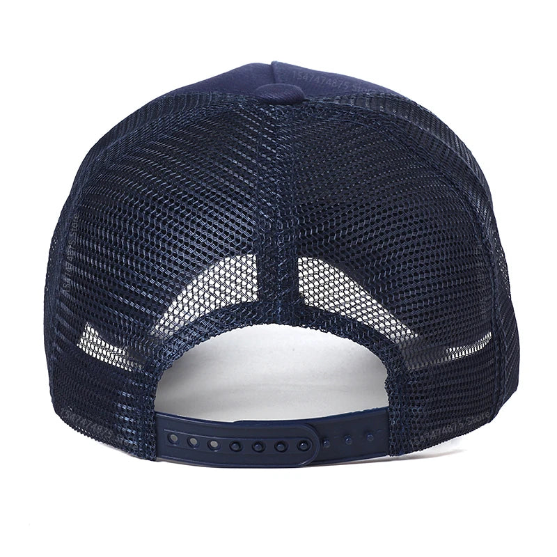 Casquette mesh bleu marine, fermeture à pression à l’arrière.