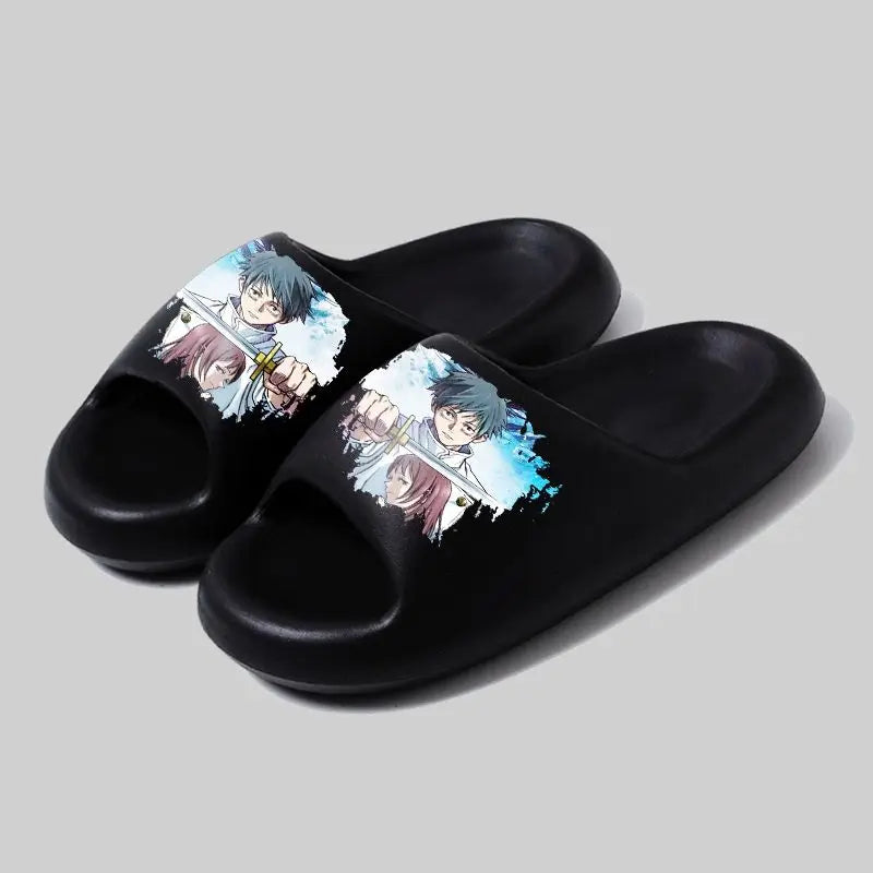 Claquettes noires à bride large avec illustration Yuta et Nobara sur le dessus