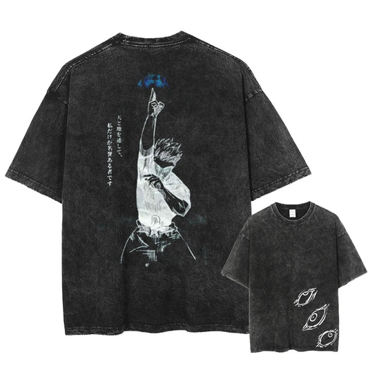 T-shirt noire délavée, grand visuel au dos avec œil bleu et personnage en monochrome
